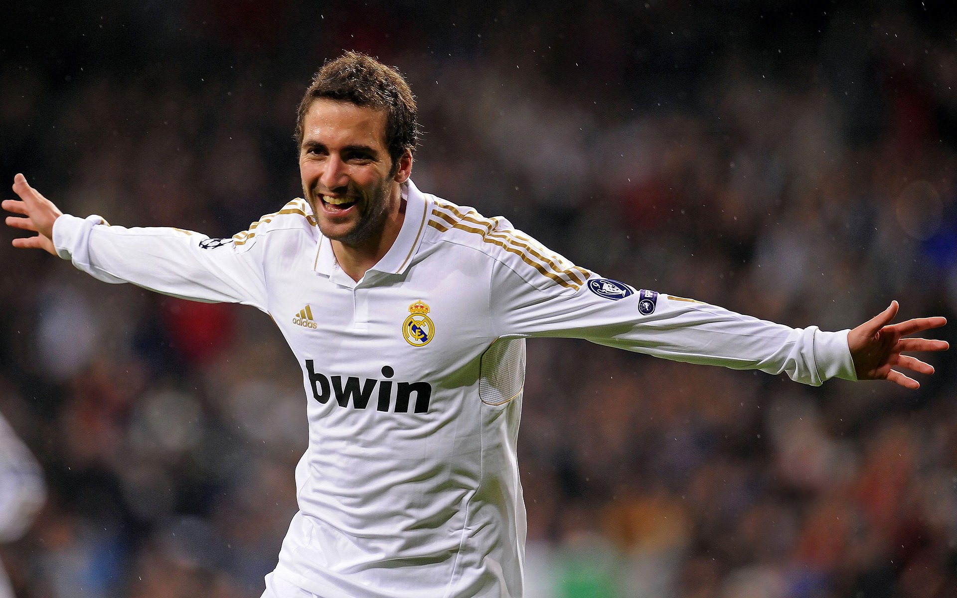 德国骑手多米安·米歇尔斯在2024年巴黎奥运会盛装舞步比赛中以“Dante”马匹获得第六名，展现坚韧精神。