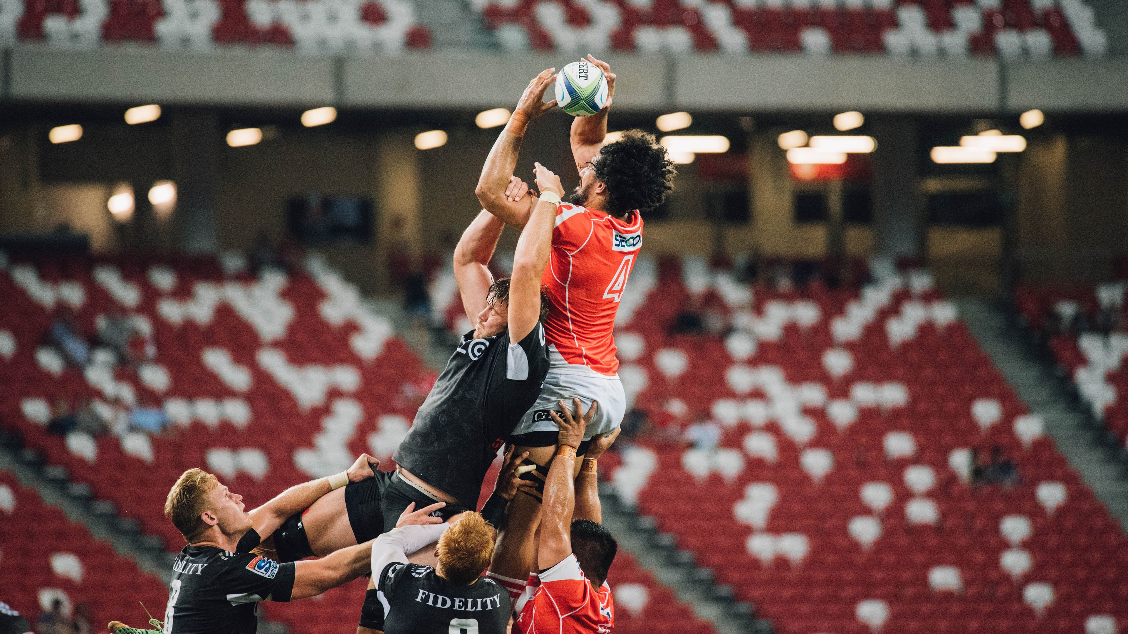 爱游戏体育官网-运动员的逆境抗争：用坚持书写传奇，运动员战胜困难的事例